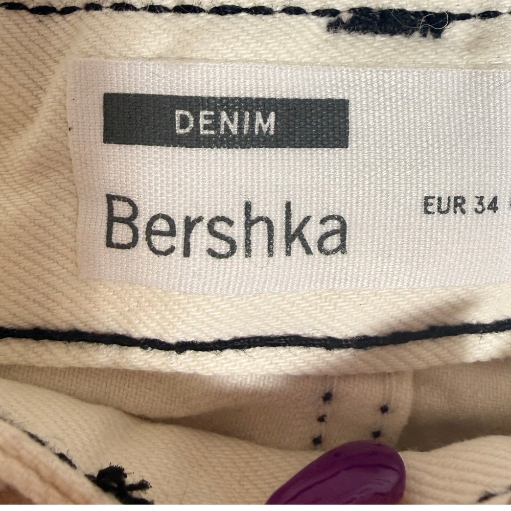 Bershka 90s Wide Leg Graffiti Graphic Jeans Off White 100% Cotton SZ 32x30 - Picture 5 of 7